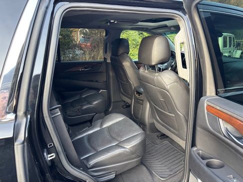 Used 2019 Cadillac Escalade Luxury image 9