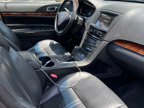 Used 2019 Lincoln MKT AWD image 5