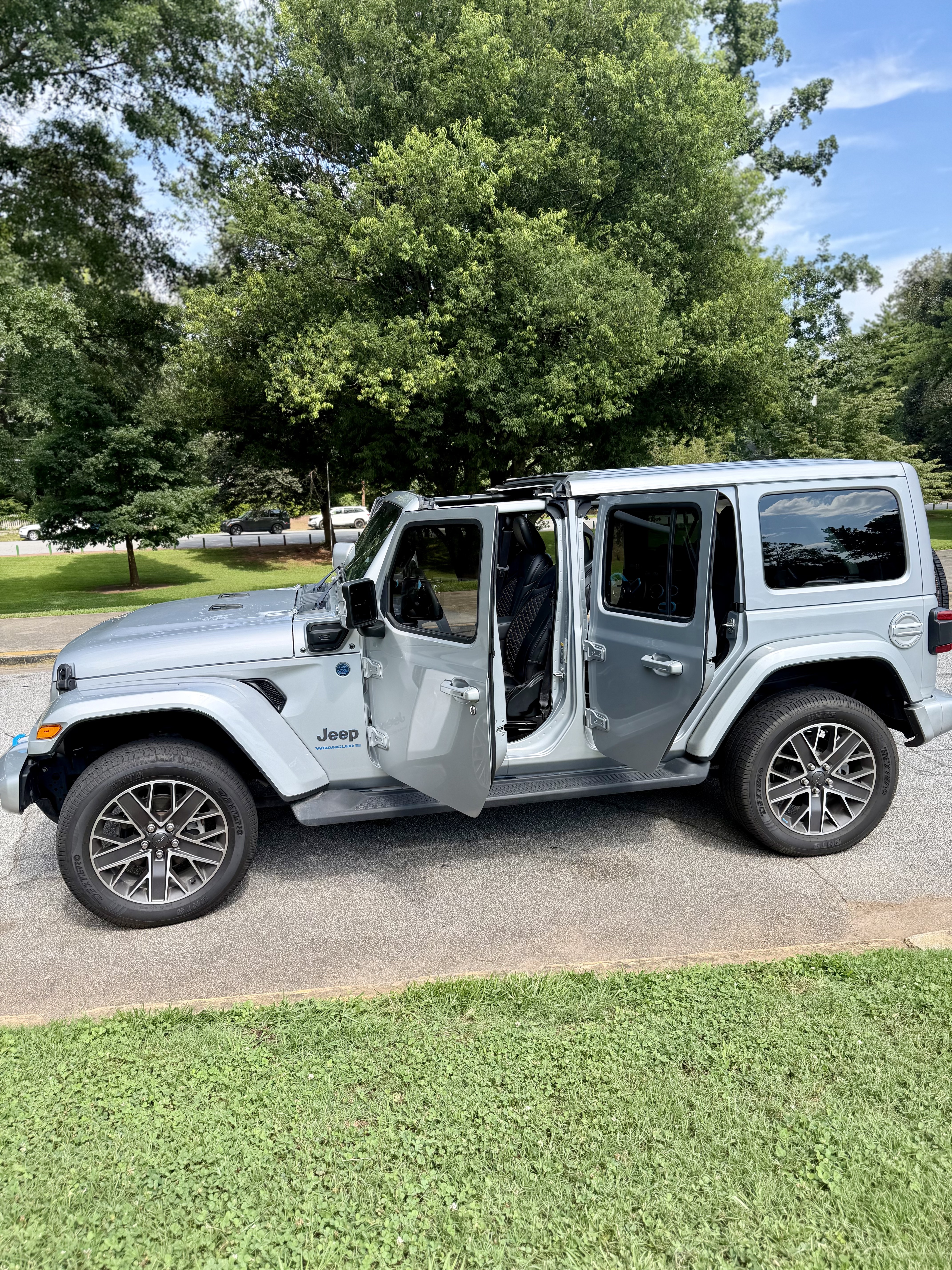 Used 2023 Jeep Wrangler Unlimited Sahara AWD/4WD image 8