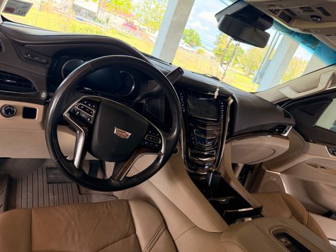Used 2019 Cadillac Escalade ESV Luxury image 4