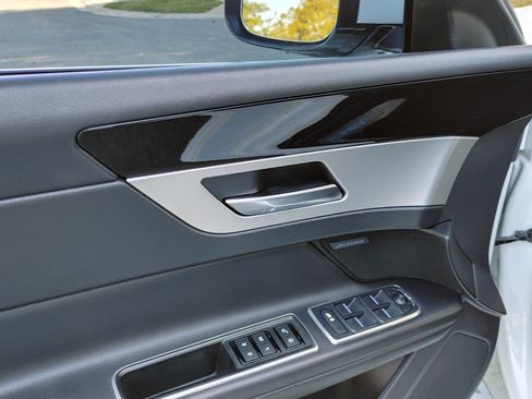 Used 2019 Jaguar XF Premium image 21