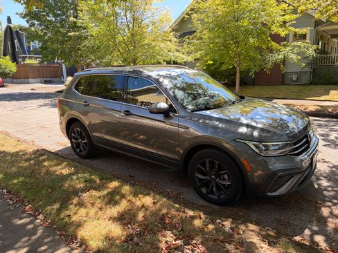 Used 2022 Volkswagen Tiguan SE AWD/4WD image 1