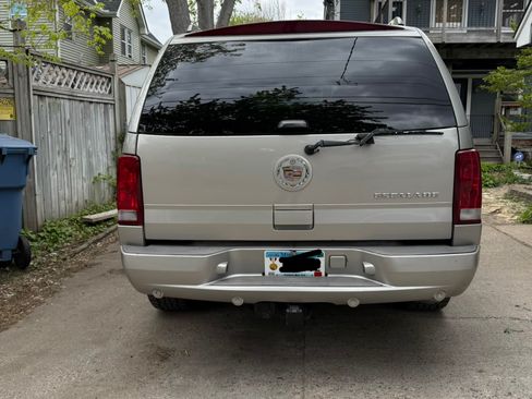 Used 2005 Cadillac Escalade AWD image 2
