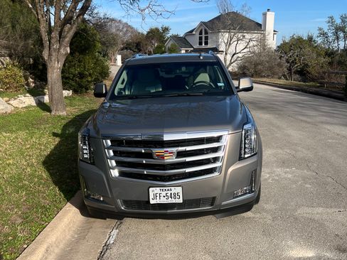 Used 2017 Cadillac Escalade Premium Luxury image 2