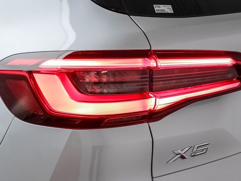 Used 2019 BMW X5 xDrive50i w/ M Sport Package AWD/4WD image 9