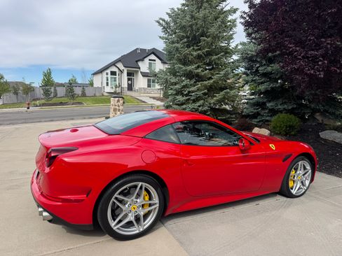 Used 2015 Ferrari California T RWD image 22