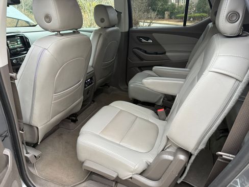 Used 2018 Chevrolet Traverse LT image 11
