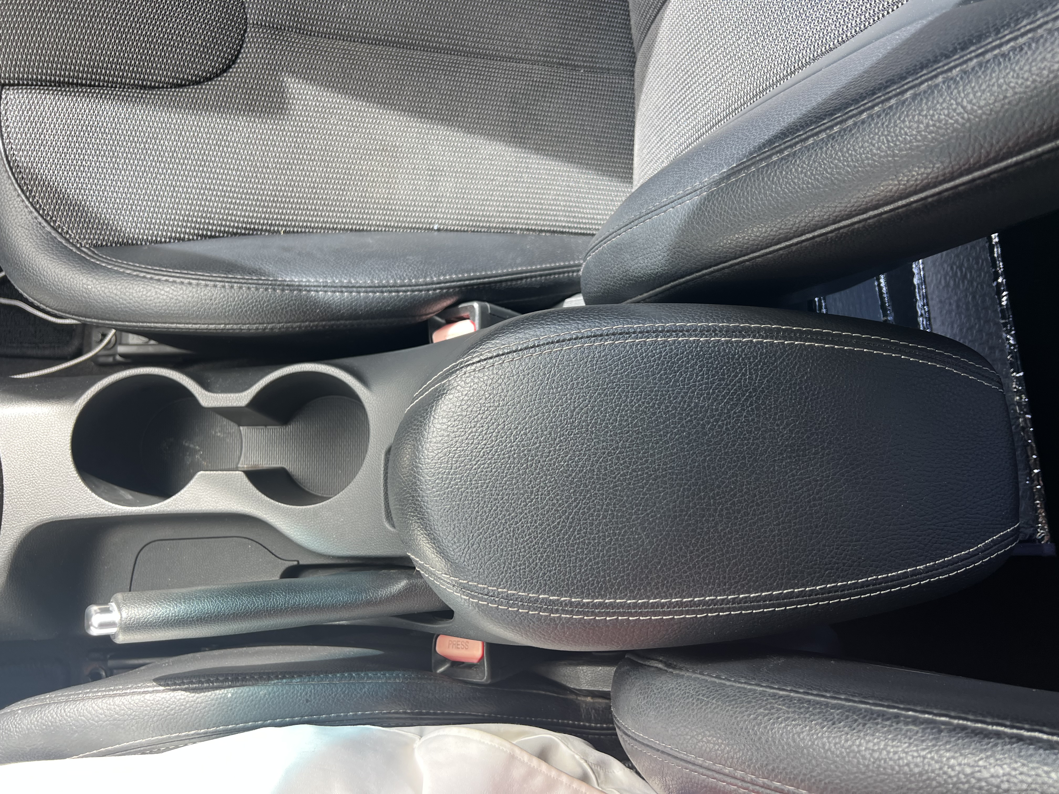 Used 2016 Hyundai Veloster Turbo FWD image 16