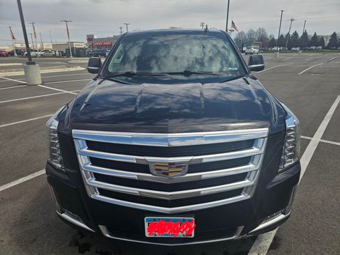 Used 2018 Cadillac Escalade Premium Luxury AWD/4WD image 4