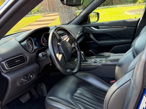 Used 2019 Maserati Levante GranLusso AWD/4WD image 6