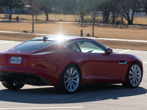 Used 2015 Jaguar F-TYPE R image 4