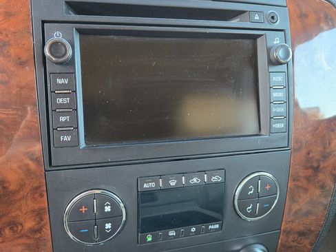 Used 2007 Chevrolet Suburban 2500 LT w/ LT Preferred Equipment Group image 11