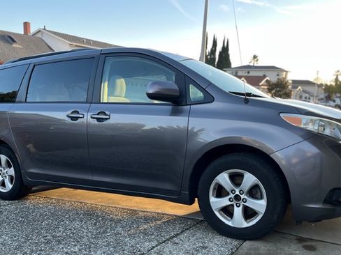 Used 2014 Toyota Sienna LE image 5