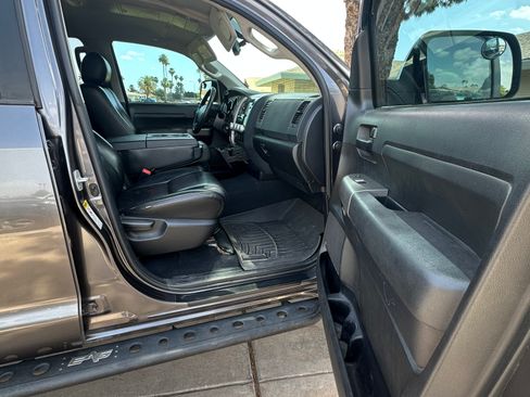 Used 2013 Toyota Tundra 4x4 CrewMax w/ Tow Pkg image 8
