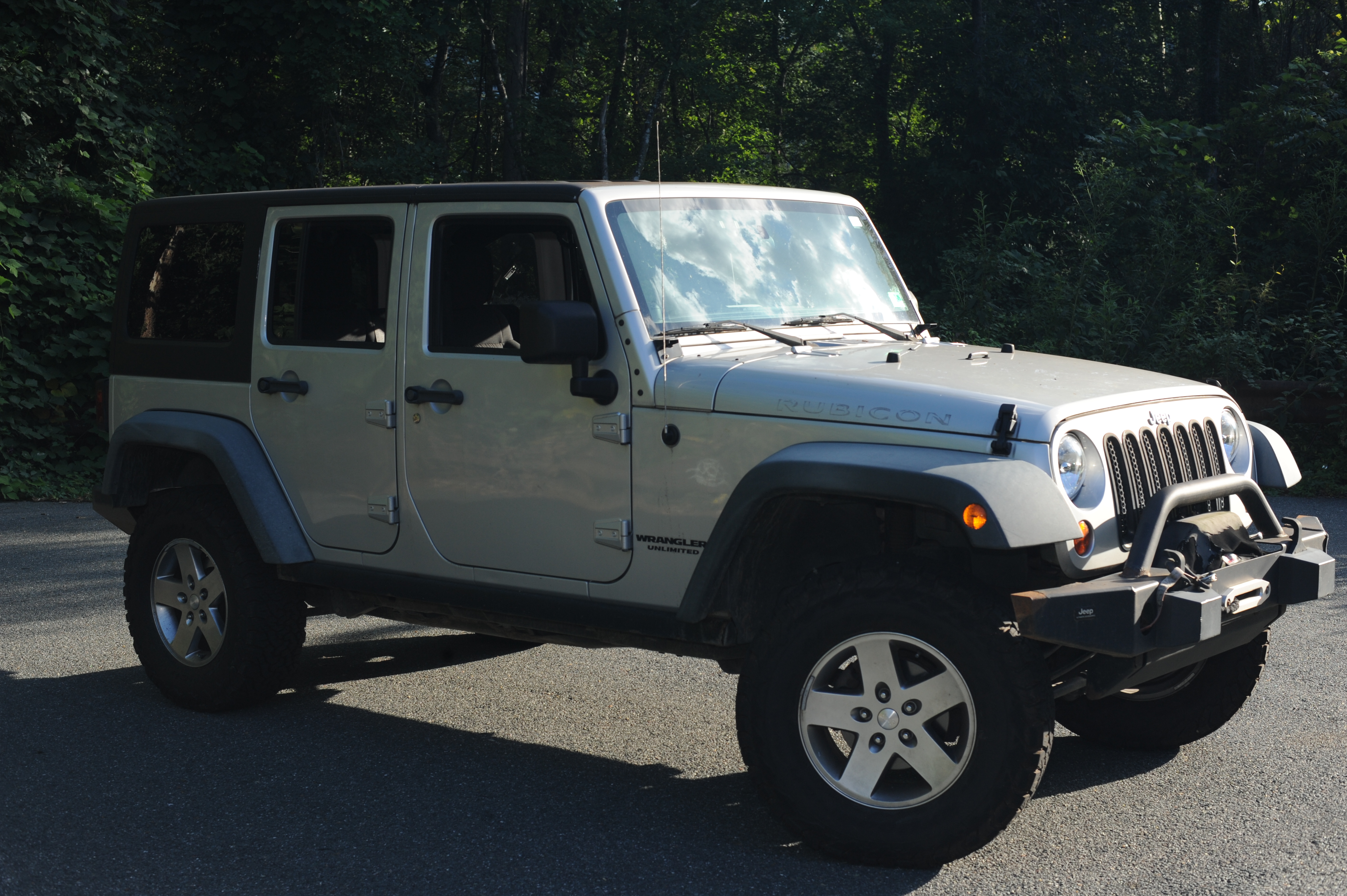 Used 2011 Jeep Wrangler Unlimited Rubicon w/ Connectivity Group AWD/4WD image 4
