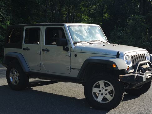 Used 2011 Jeep Wrangler Unlimited Rubicon w/ Connectivity Group AWD/4WD image 4
