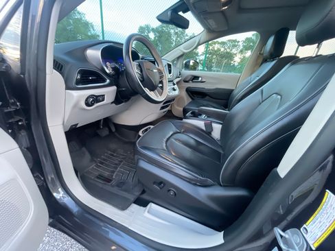 Used 2018 Chrysler Pacifica Limited FWD image 15