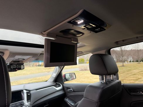 Used 2019 Chevrolet Suburban LT image 14