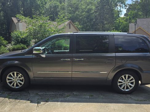 Used 2015 Chrysler Town & Country Limited Platinum image 4