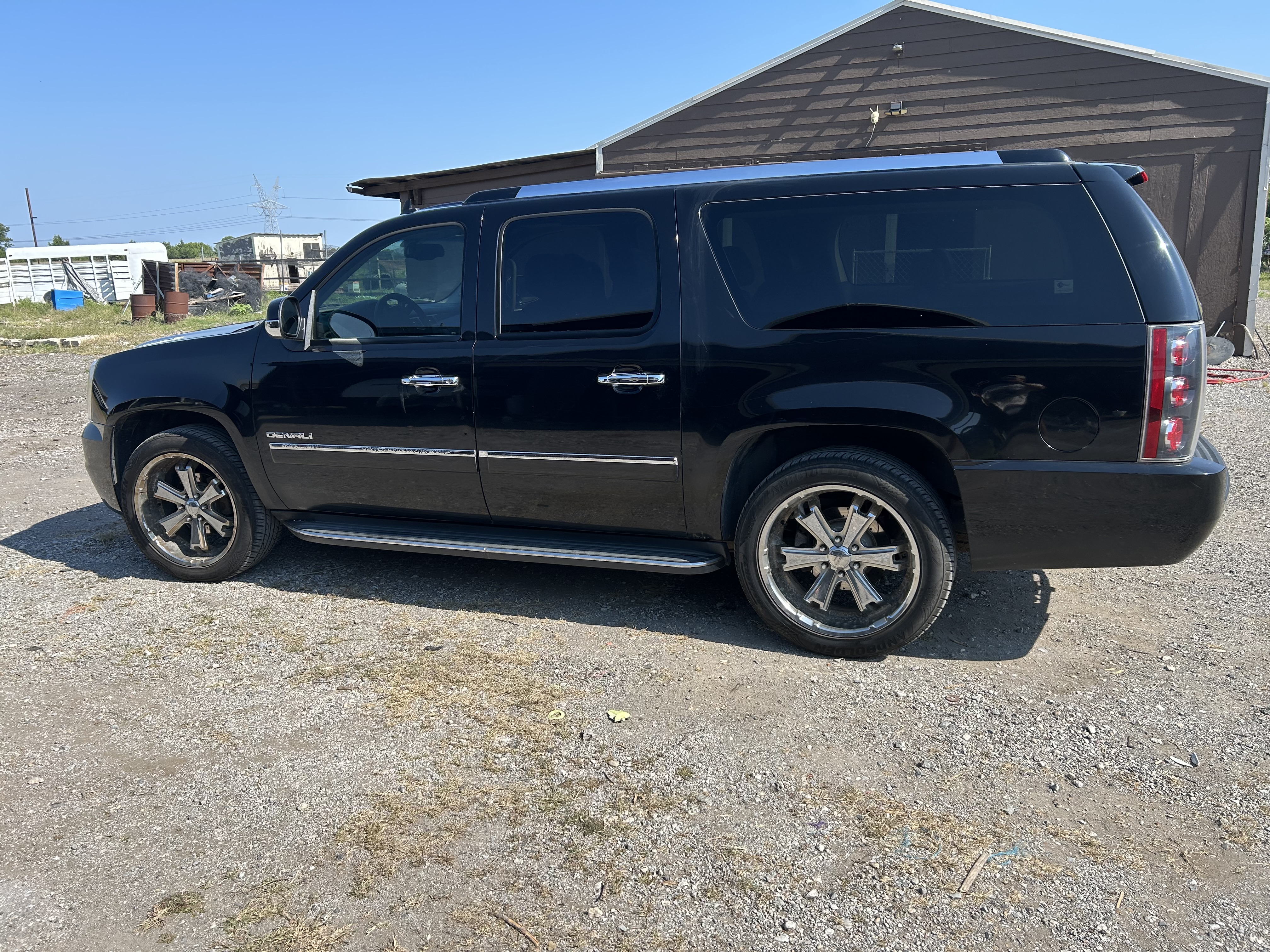Used 2010 GMC Yukon XL Denali AWD/4WD image 4