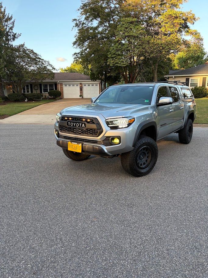 Used 2022 Toyota Tacoma TRD Off-Road w/ TRD Premium Off Road Package AWD/4WD image 2