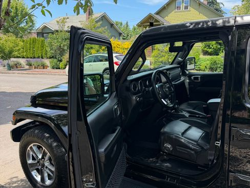 Used 2018 Jeep Wrangler Unlimited Sahara AWD/4WD image 9