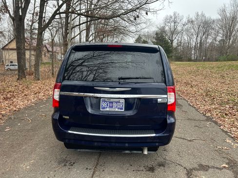 Used 2014 Chrysler Town & Country Touring image 11