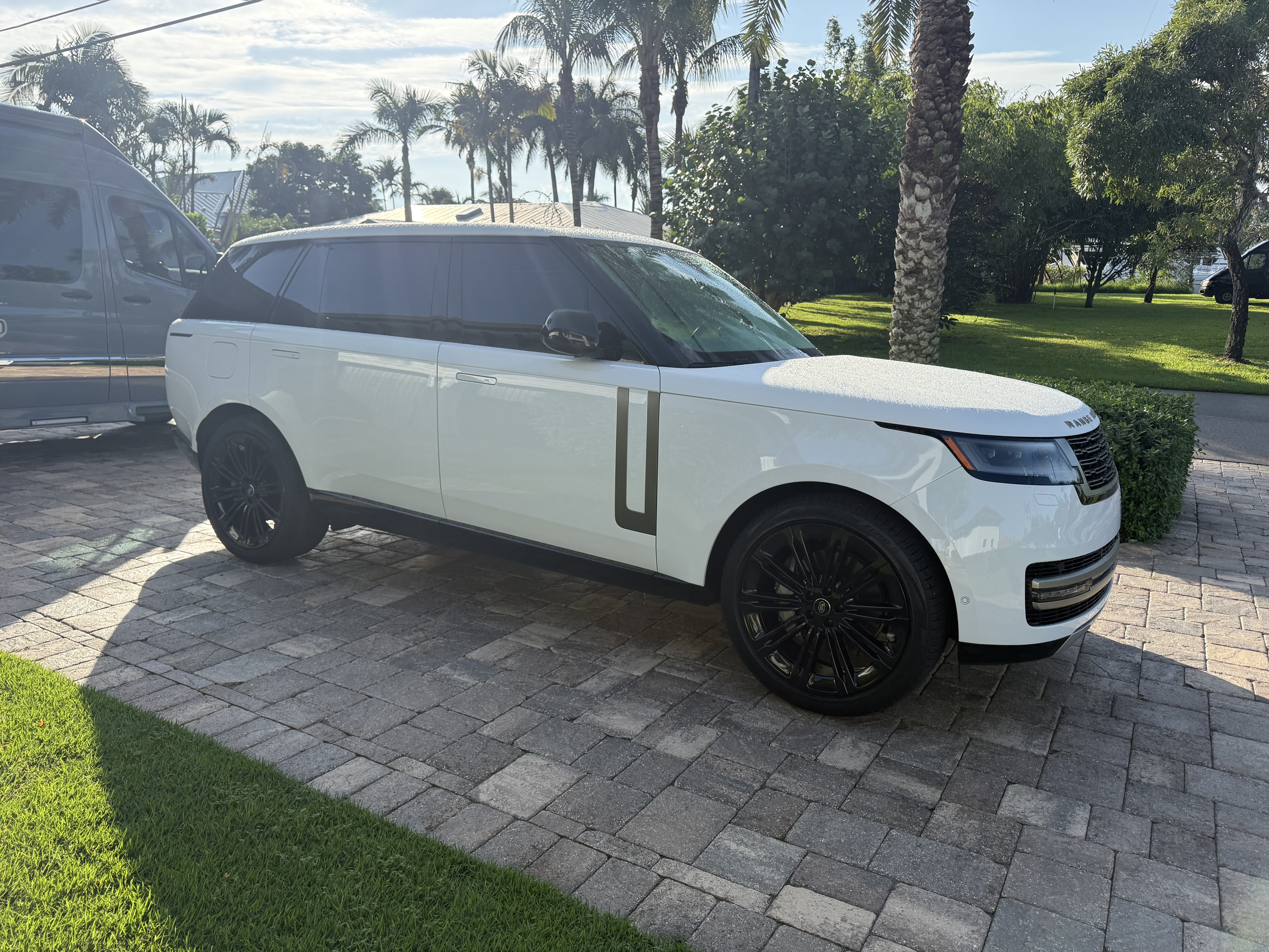 Used 2024 Land Rover Range Rover Long Wheelbase SE AWD/4WD image 1