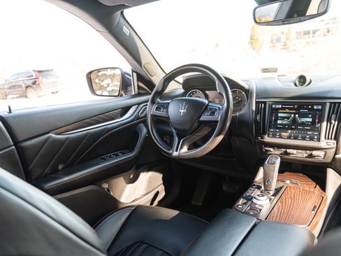 Used 2021 Maserati Levante image 17