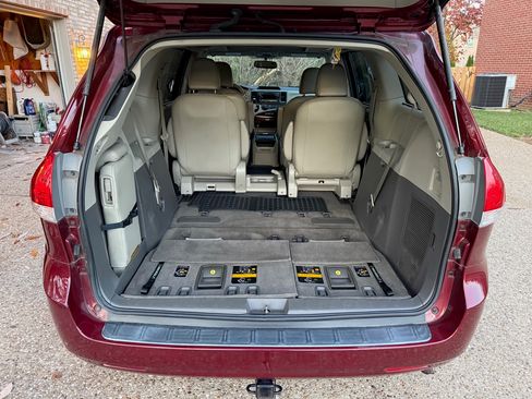 Used 2011 Toyota Sienna XLE image 14