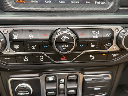 Used 2020 Jeep Wrangler Unlimited Sahara AWD/4WD image 18