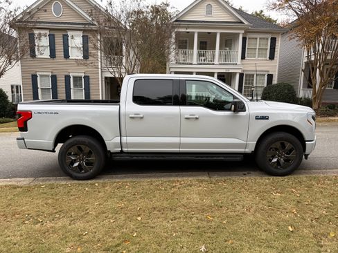 Used 2025 Ford F150 Lightning Flash AWD/4WD image 4