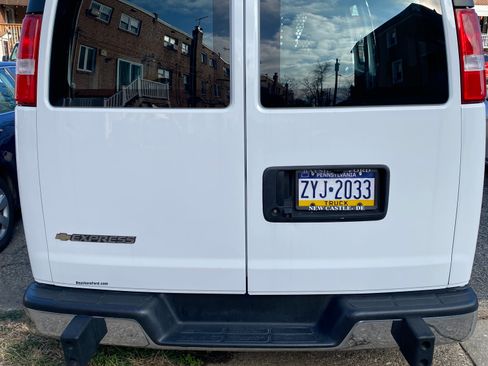 Used 2022 Chevrolet Express 2500 w/ Driver Convenience Package image 9