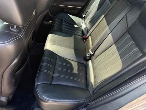 Used 2018 Chrysler 300 S w/ 300S Premium Group RWD image 10
