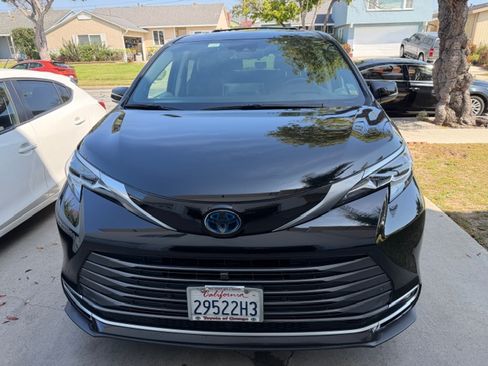 Used 2021 Toyota Sienna Platinum image 1