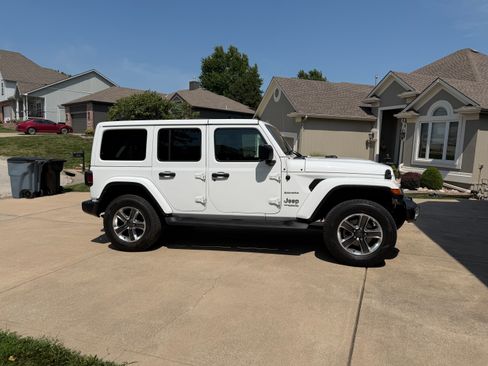 Used 2021 Jeep Wrangler Unlimited Sahara w/ Uconnect 4C Nav & Sound Group AWD/4WD image 4