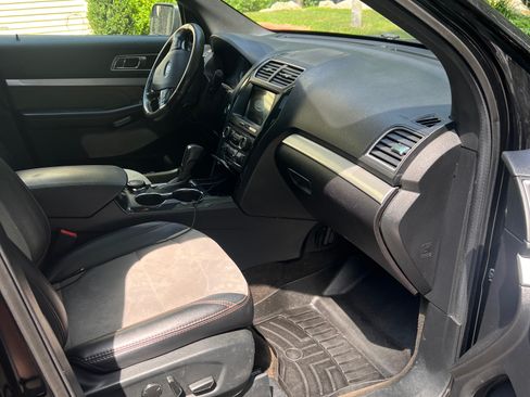 Used 2017 Ford Explorer XLT w/ XLT Appearance Package AWD/4WD image 14
