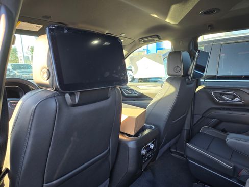 Used 2024 GMC Yukon XL SLT w/ SLT Luxury Package image 6