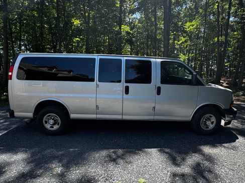 Used 2019 Chevrolet Express 3500 LT w/ LT Preferred Equipment Group RWD image 2