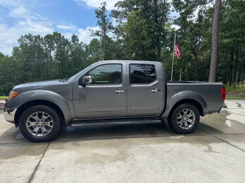 Used 2019 Nissan Frontier SL RWD image 1