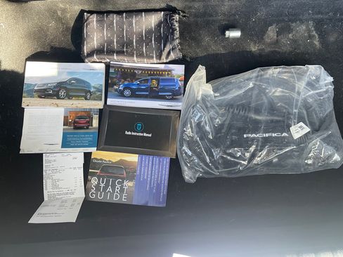 Used 2023 Chrysler Pacifica Touring-L w/ S Appearance Package image 13