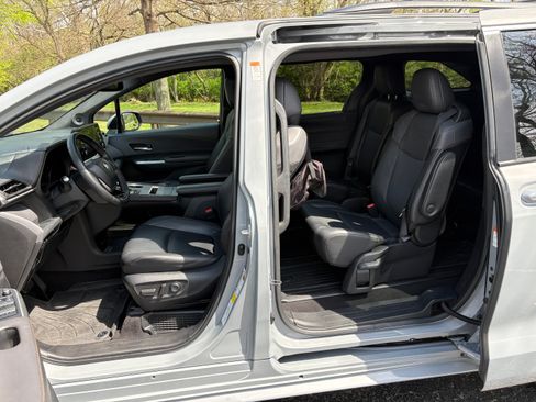 Used 2022 Toyota Sienna XLE Woodland Edition image 10