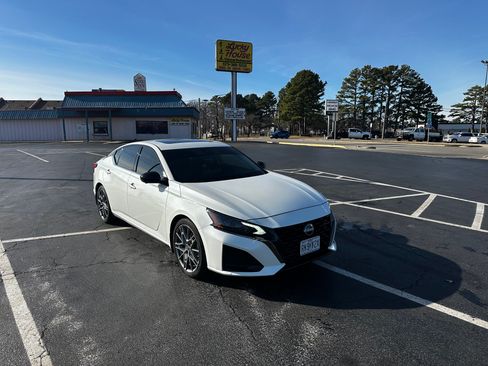 Used 2024 Nissan Altima 2.0 SR image 2