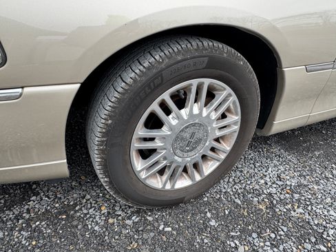 Used 2011 Lincoln Town Car Signature Limited image 8