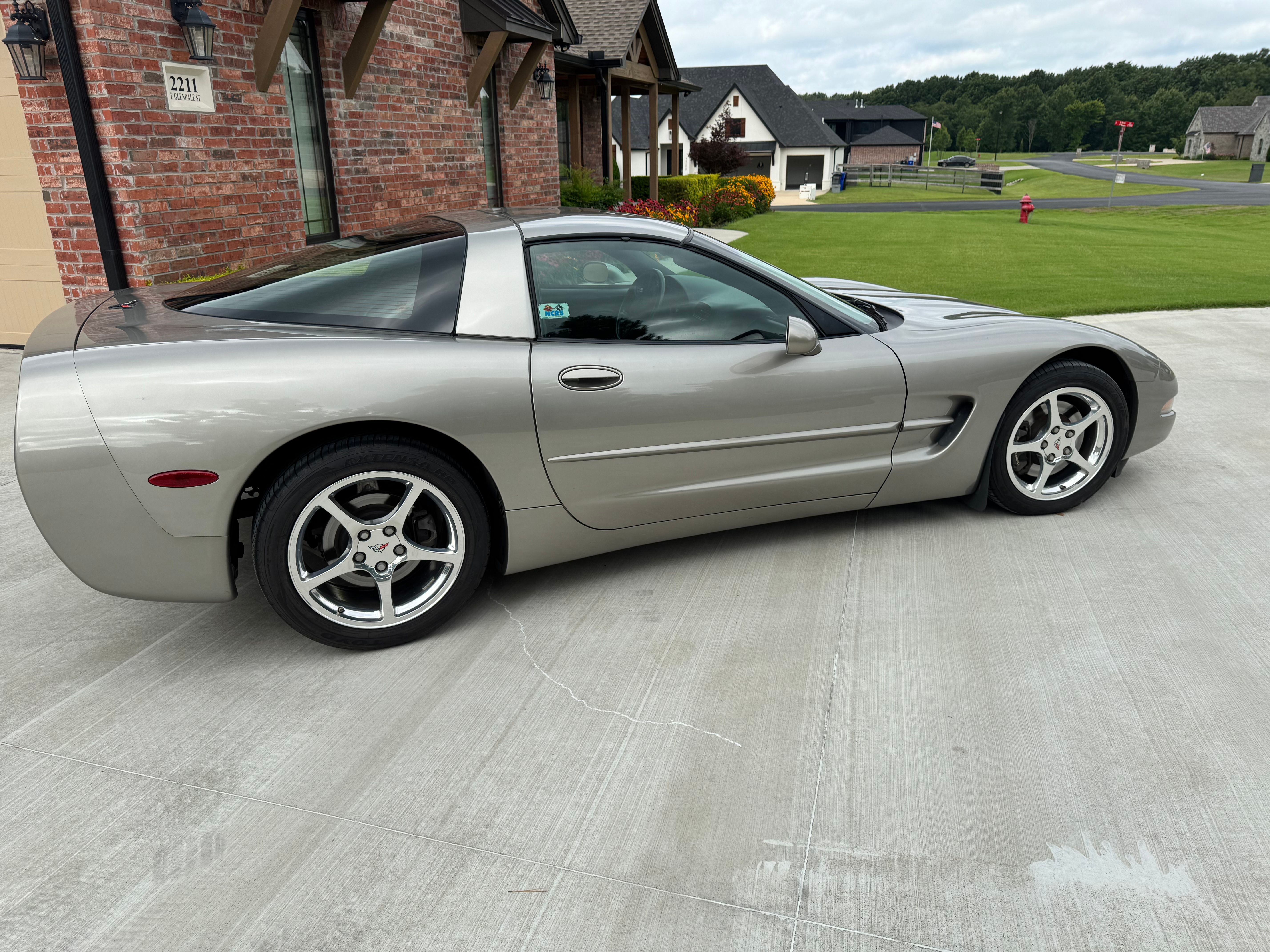 Used 2001 Chevrolet Corvette Coupe w/ Preferred Equipment Group2 RWD image 19