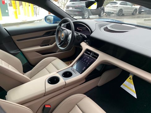 Used 2022 Porsche Taycan image 11