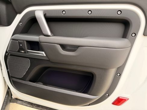 Used 2024 Land Rover Defender 90 X-Dynamic SE image 12