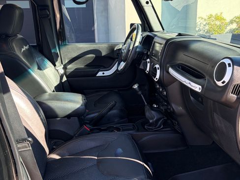 Used 2015 Jeep Wrangler Unlimited Sahara image 8