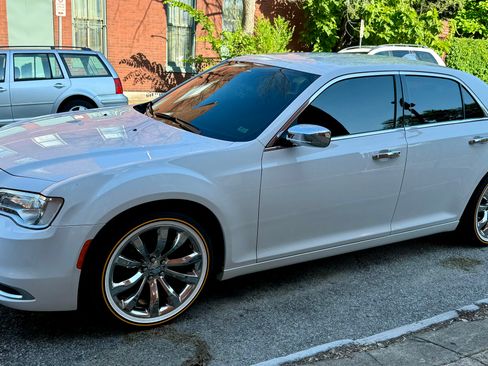 Used 2021 Chrysler 300 Touring w/ Chrome Appearance Package image 9