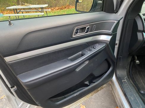 Used 2016 Ford Explorer XLT image 11